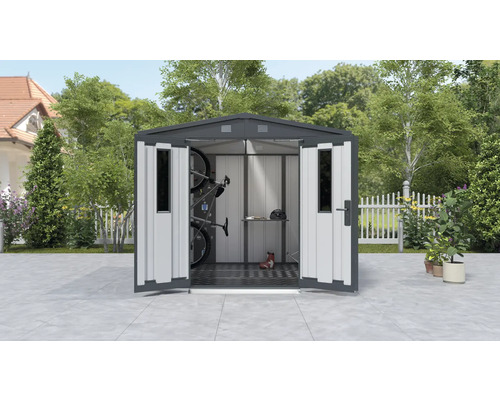 Metall Gerätehaus mit geöffneten Türen und Gartengeräten im Inneren.