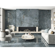 Salon avec sol carrelé, cheminée et meubles