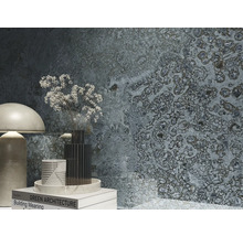 Intérieur décoratif avec mur à motifs, lampe, vases et livres