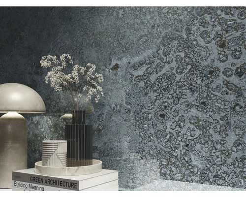 Intérieur décoratif avec mur à motifs, lampe, vases et livres