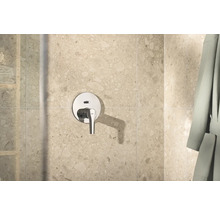 Aufputz-Brausearmatur im Badezimmer vor Wandfliesen
