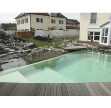 Scène de jardin avec bassin de baignade, pierres, ponton et terrasse