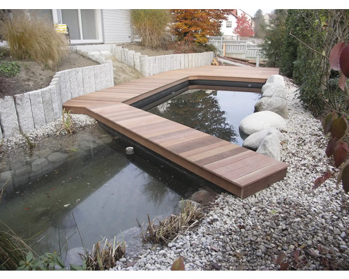 Bassin de jardin avec passerelle en bois et pierres