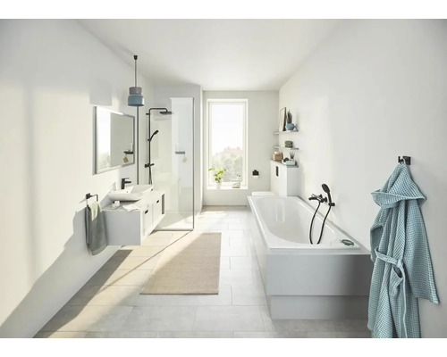 Helles Badezimmer mit Badewanne, Dusche, Waschbecken und Spiegel