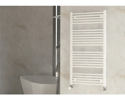Sèche-serviettes blanc dans une salle de bain