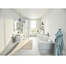 Salle de bains claire avec lavabo, miroir, douche, baignoire et accessoires