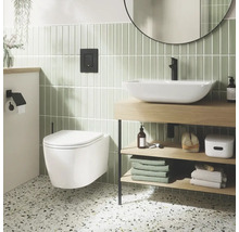 Salle de bain moderne avec WC suspendu, lavabo et miroir