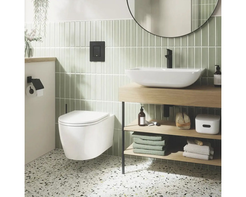 Salle de bain moderne avec WC suspendu, lavabo et miroir