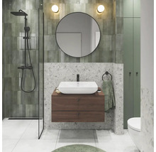 Salle de bains avec douche, lavabo, miroir et WC