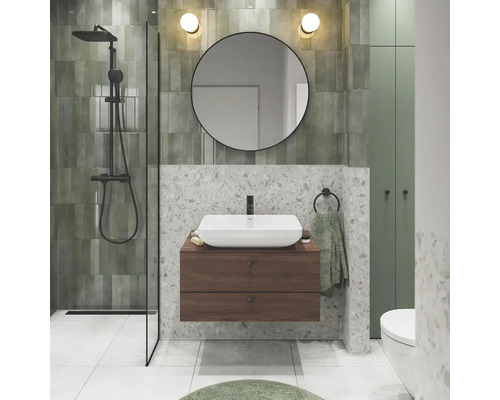 Salle de bains avec douche, lavabo, miroir et WC