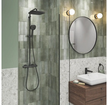 Salle de bain moderne avec douche, lavabo et miroir