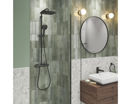 Salle de bain moderne avec douche, lavabo et miroir