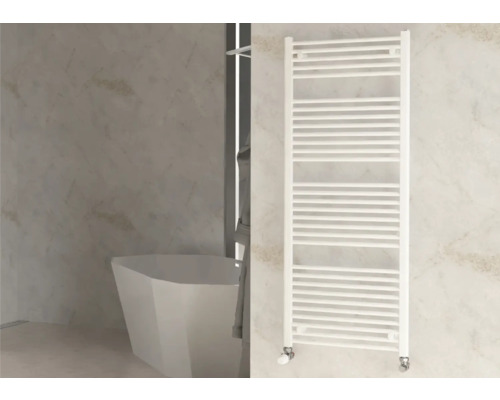 Salle de bains avec baignoire et sèche-serviettes