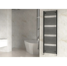 Badezimmer mit freistehender Badewanne und einem schwarzen Handtuchwärmer