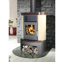 Kaminofen mit Holzscheiten und Glasbodenplatte