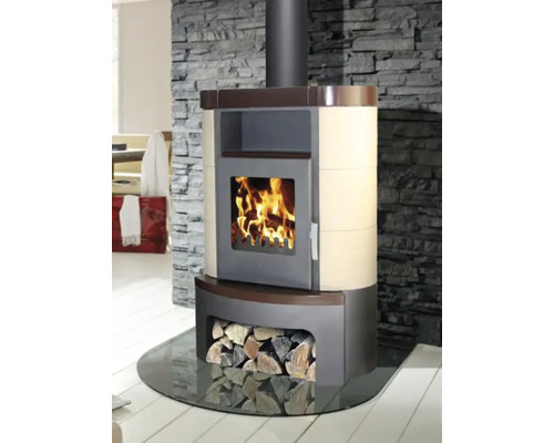 Kaminofen mit Holzscheiten und Glasbodenplatte