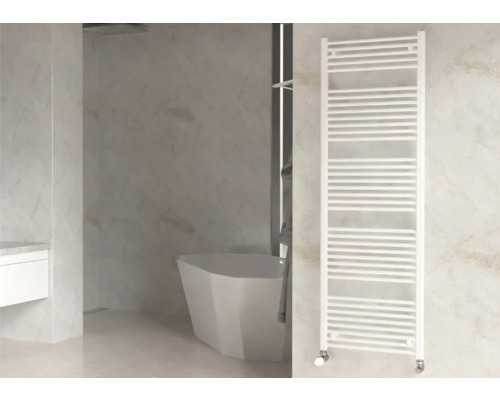 Salle de bains avec baignoire, lavabo et sèche-serviettes