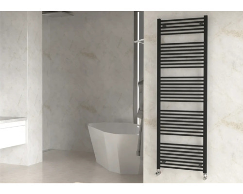 Badezimmer mit Badewanne und schwarzem Handtuchwärmer