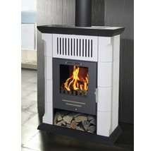 Kaminofen mit Holzfeuer und Holzlagerfach