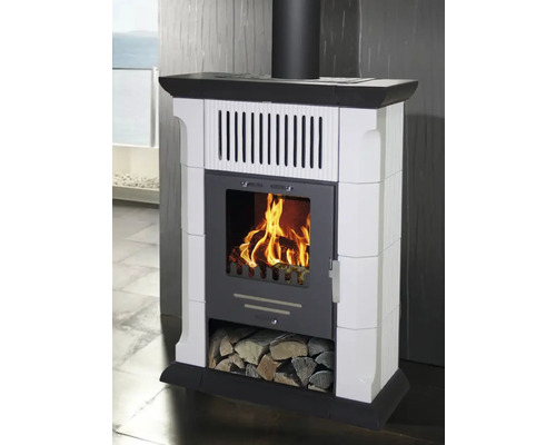 Kaminofen mit Holzfeuer und Holzlagerfach