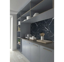 Küchenszene mit grauen Schränken, Arbeitsplatte und Marmorfliesen