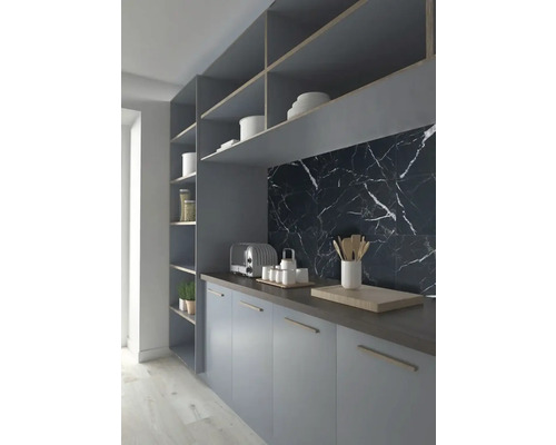 Küchenszene mit grauen Schränken, Arbeitsplatte und Marmorfliesen