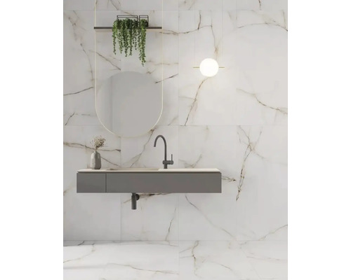 Helles Badezimmer mit Marmorfliesen, Waschbeckenunterschrank, Spiegel und Dekoration