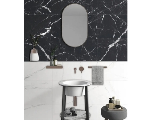 Modernes Badezimmer mit Waschbecken, Spiegel und Marmorfliesen