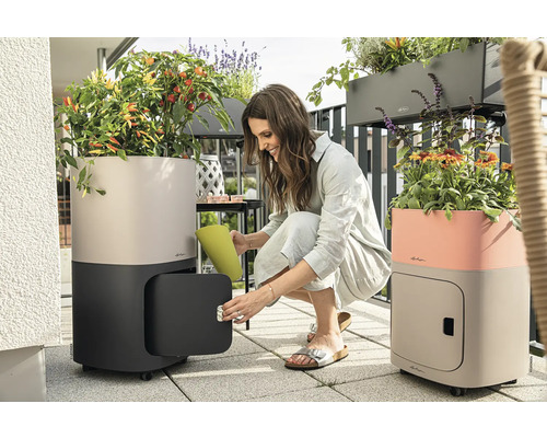 Scène de balcon avec bacs à plantes plantés avec système d''irrigation et espace de rangement.