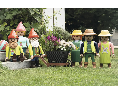 Figurines Playmobil décoratives dans le jardin plantées de fleurs
