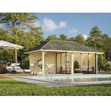 Scène de jardin avec piscine, barbecue et pavillon en bois avec portes coulissantes