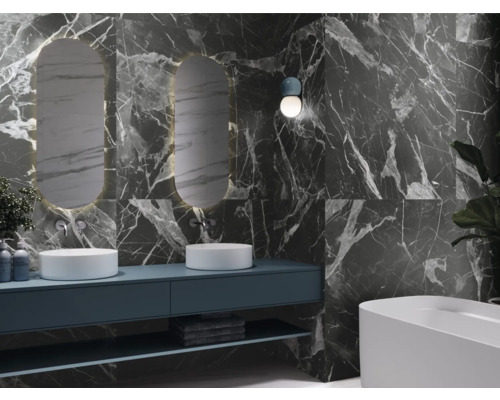 Badezimmer mit Waschbecken, Spiegeln und Fliesen in Marmoroptik