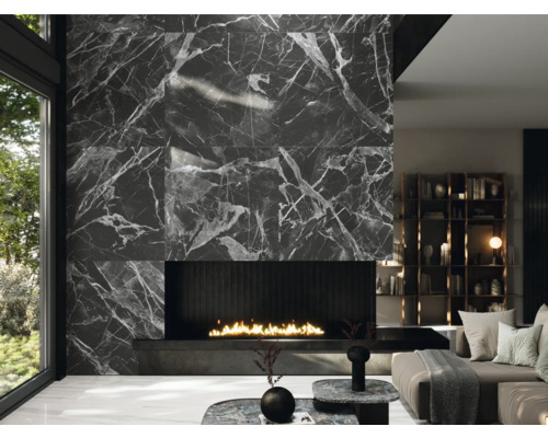 Wohnzimmer mit Kamin und Wandfliesen in Marmoroptik