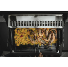 Barbecue Enders avec paella et crevettes sur la plaque de cuisson