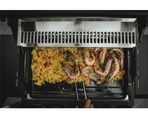 Barbecue Enders avec paella et crevettes sur la plaque de cuisson