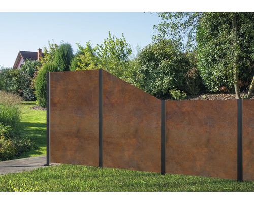 Gartenansicht mit Sichtschutzzaun aus Metall