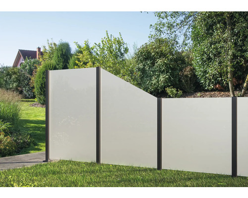 Clôture de jardin avec éléments opaques et poteaux métalliques dans le jardin