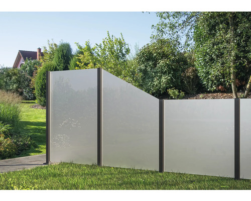 Clôture de jardin en verre et métal pour délimiter la propriété