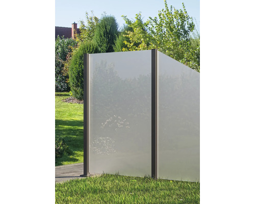 Scène de jardin avec brise-vue en verre et métal