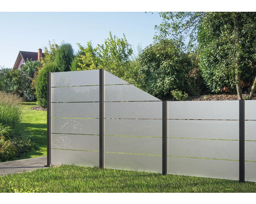 Clôture de jardin en verre avec poteaux métalliques dans le jardin