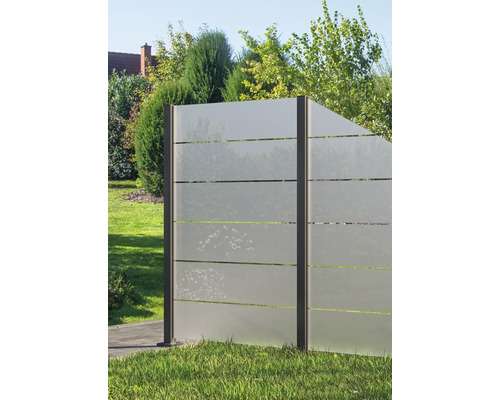 Gartenzaun aus Milchglas mit Metalleinfassung zur Grundstücksabgrenzung