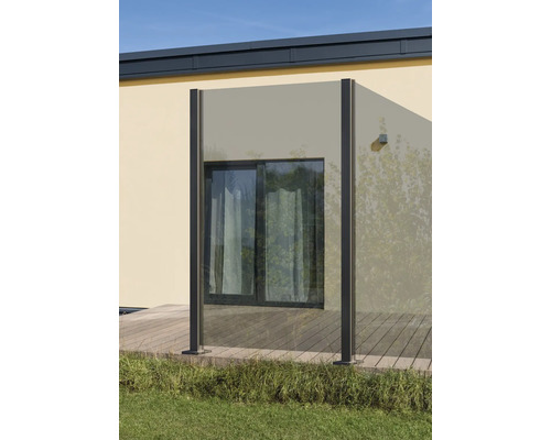 Clôture de jardin avec écran d''intimité transparent sur terrasse en bois