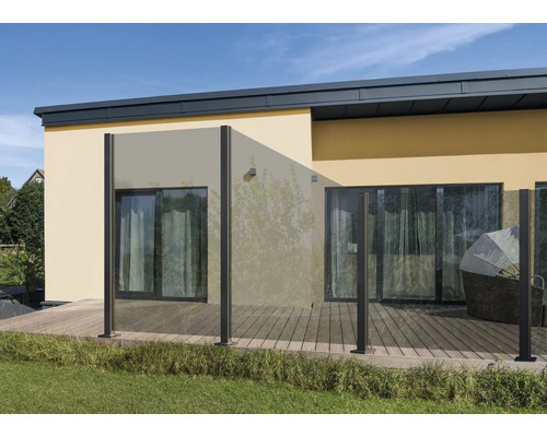 Vue extérieure d''une maison avec une terrasse à balustrade en verre en bois