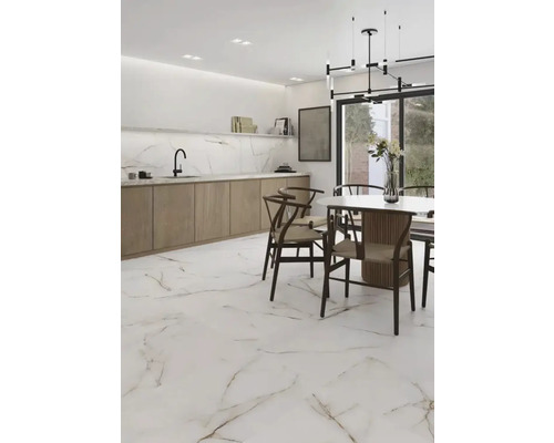 Helles Esszimmer mit Marmorboden, Esstisch und Küchenzeile für ein modernes Wohngefühl