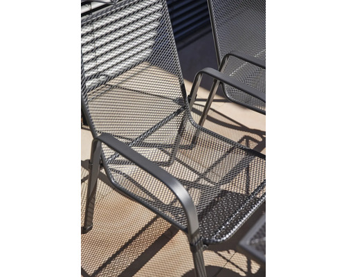 Detailansicht eines Metall Gartenstuhls mit Armlehne