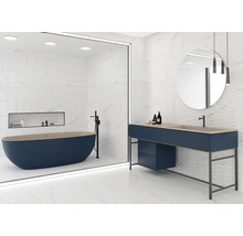 Modernes Badezimmer mit freistehender Badewanne, Waschtisch und Spiegel