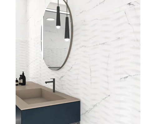 Modernes Badezimmer mit Waschbeckenunterschrank, ovalem Spiegel und Wandfliesen in Marmoroptik