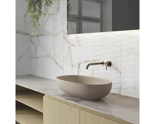 Badezimmer mit Waschtisch, Aufsatzwaschbecken, Armatur und Wandfliesen