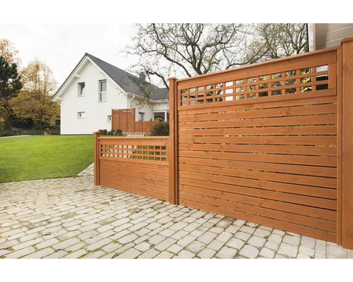 Clôture en bois avec des planches horizontales et un motif de grille carrée devant une maison