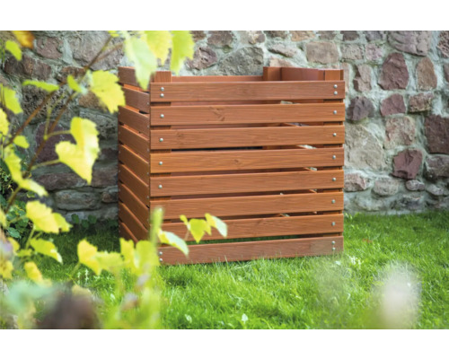 Cache-poubelle en bois dans le jardin